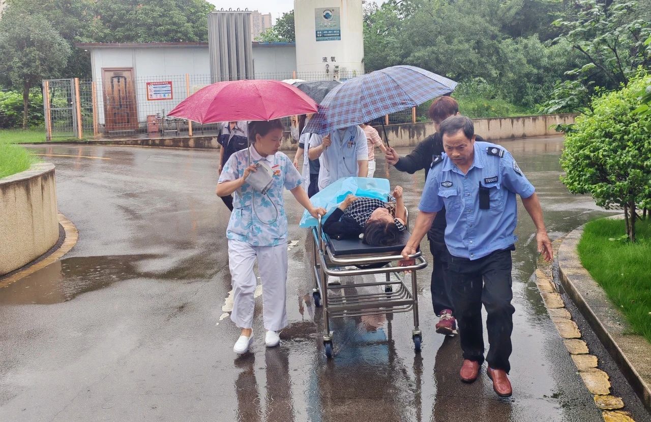 【緊急】患者家屬在醫(yī)院餐廳突發(fā)暈厥，醫(yī)護(hù)人員合力急救