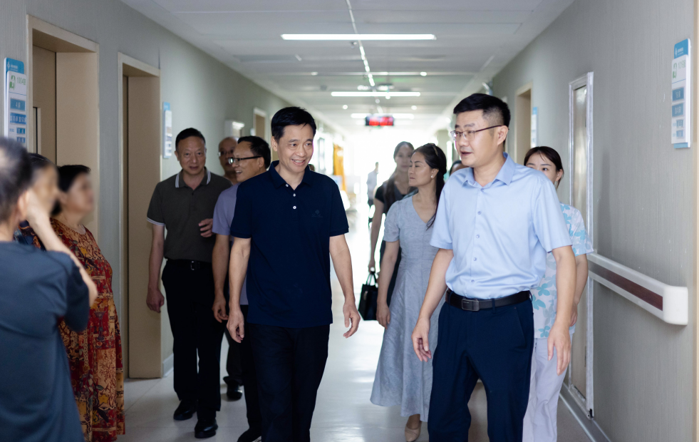 老撾盛龍國(guó)際醫(yī)療集團(tuán)譚智斌一行蒞臨自貢高新腫瘤醫(yī)院參觀交流